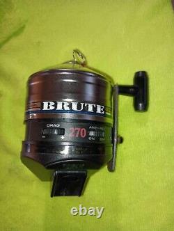 Bobine brute Zebco 270 et une canne Zebco Prostaff 888