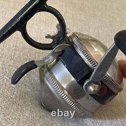 Moulinet de pêche Zebco Vintage Modèle 44 Spinner en bon état d'occasion, joli début