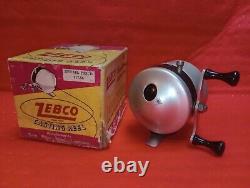 Société de bombes Vintage Zero Hour Bomb Zebco Fishing Reel avec boîte. Casquette beige