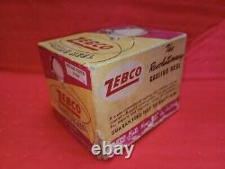 Société de bombes Vintage Zero Hour Bomb Zebco Fishing Reel avec boîte. Casquette beige