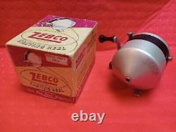 Société de bombes à compte à rebours Vintage Zero Hour Zebco Fishing Reel avec boîte. Casquette rouge