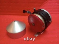 Société de bombes à compte à rebours Vintage Zero Hour Zebco Fishing Reel avec boîte. Casquette rouge