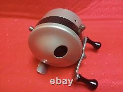 Société de bombes à compte à rebours Vintage Zero Hour Zebco Fishing Reel avec boîte. Casquette rouge