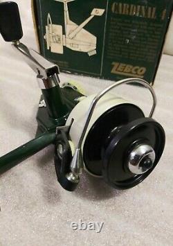 Vintage 1970 Zebco Cardinal 4 Reel Avec La Boîte Etc Jamais Utilise! S / N 127000