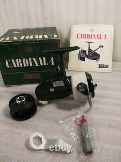 Vintage 1970 Zebco Cardinal 4 Reel Avec La Boîte Etc Jamais Utilise! S / N 127000