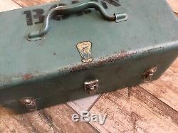 Vtg Metal Box Tackle Box 30+ Anciens Leurres De Pêche